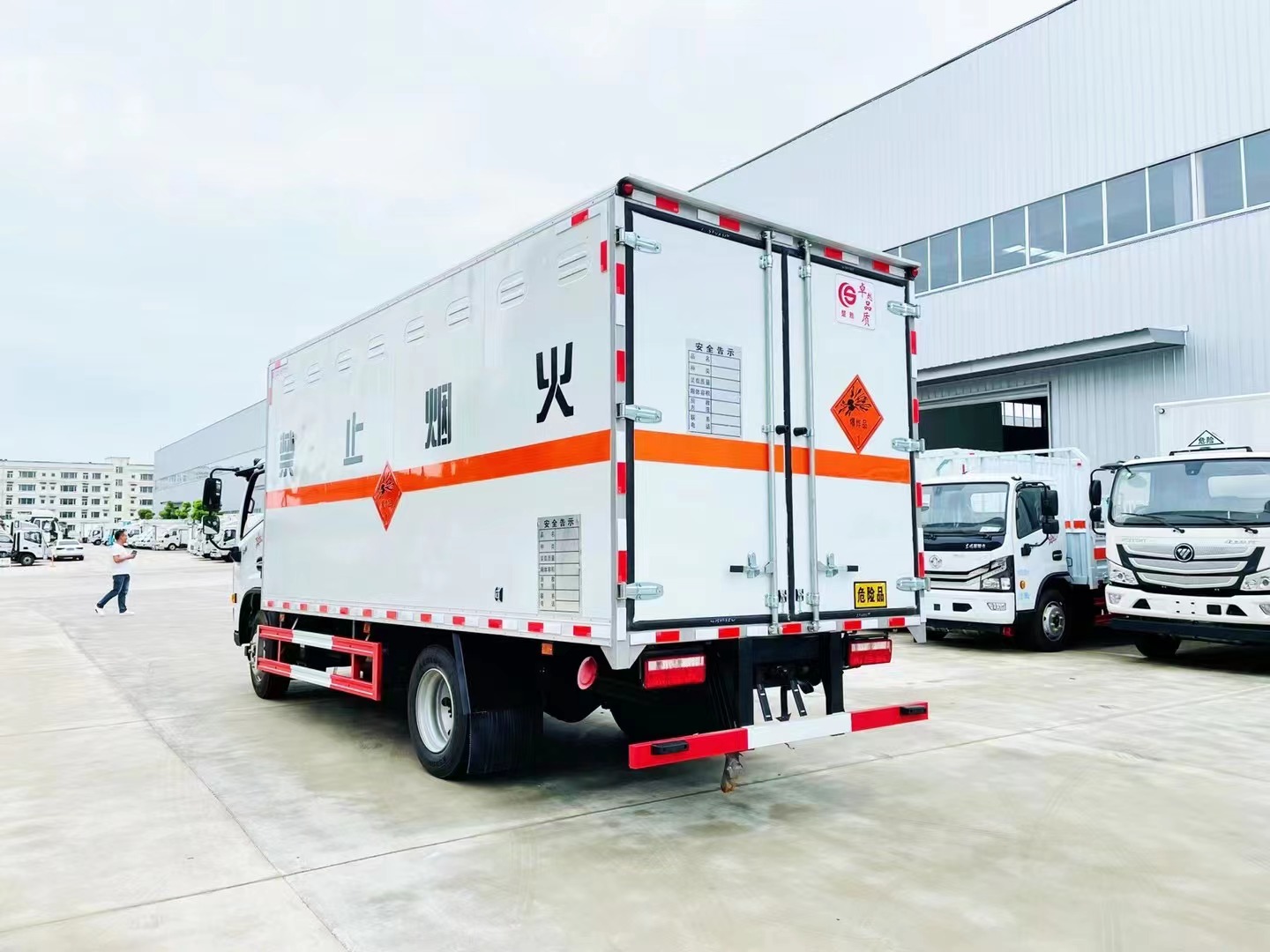 東風多利卡7噸民爆車