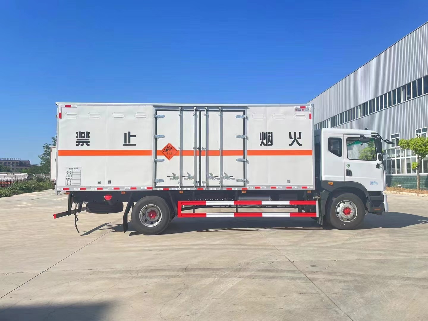 東風多利卡10噸炸藥車