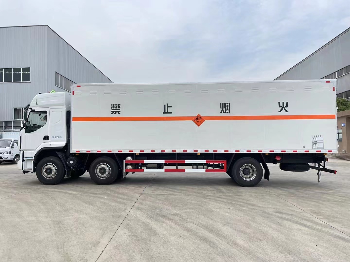 柳汽乘龍9.6米煙花炮竹運輸車