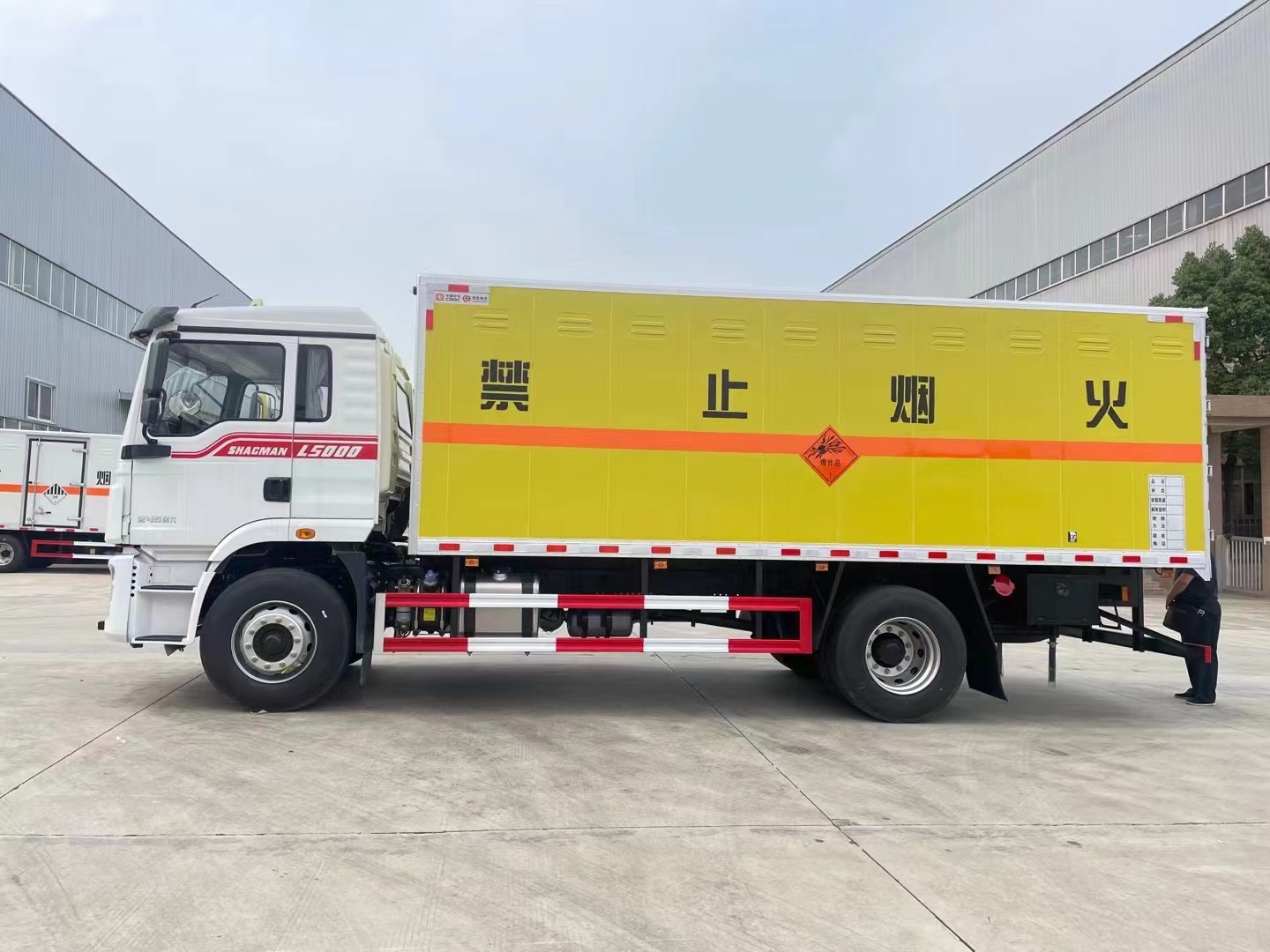 陜汽德龍6.8米煙花炮竹運(yùn)輸車