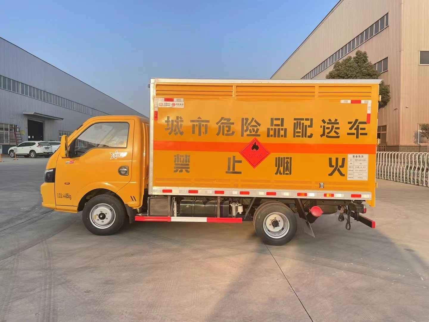 東風途逸柴油版3.8米易燃氣體廂式運輸車