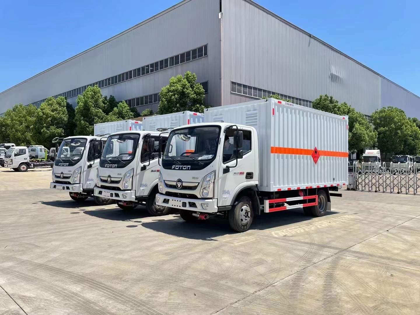 福田奧鈴藍(lán)牌4.1米易燃?xì)怏w廂式運(yùn)輸車(chē)