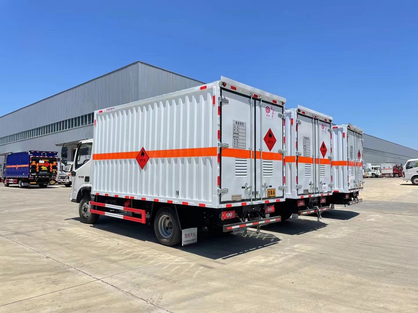 福田奧鈴藍(lán)牌4.1米易燃?xì)怏w廂式運(yùn)輸車(chē)