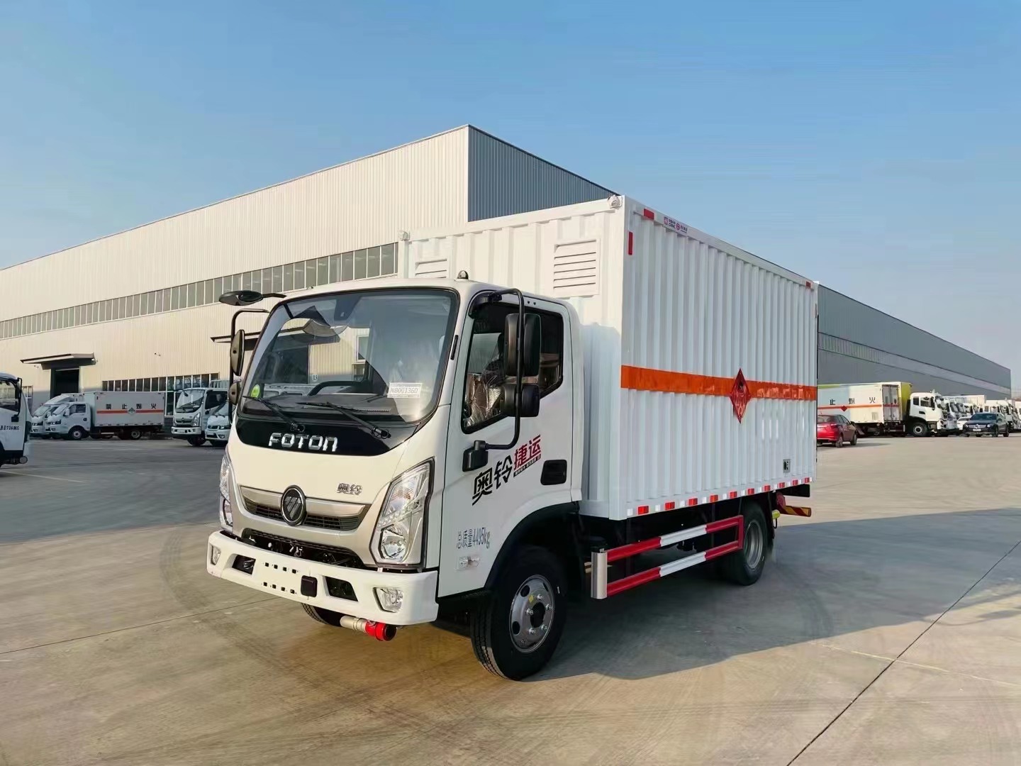 福田奧鈴藍(lán)牌4.1米易燃?xì)怏w廂式運(yùn)輸車(chē)