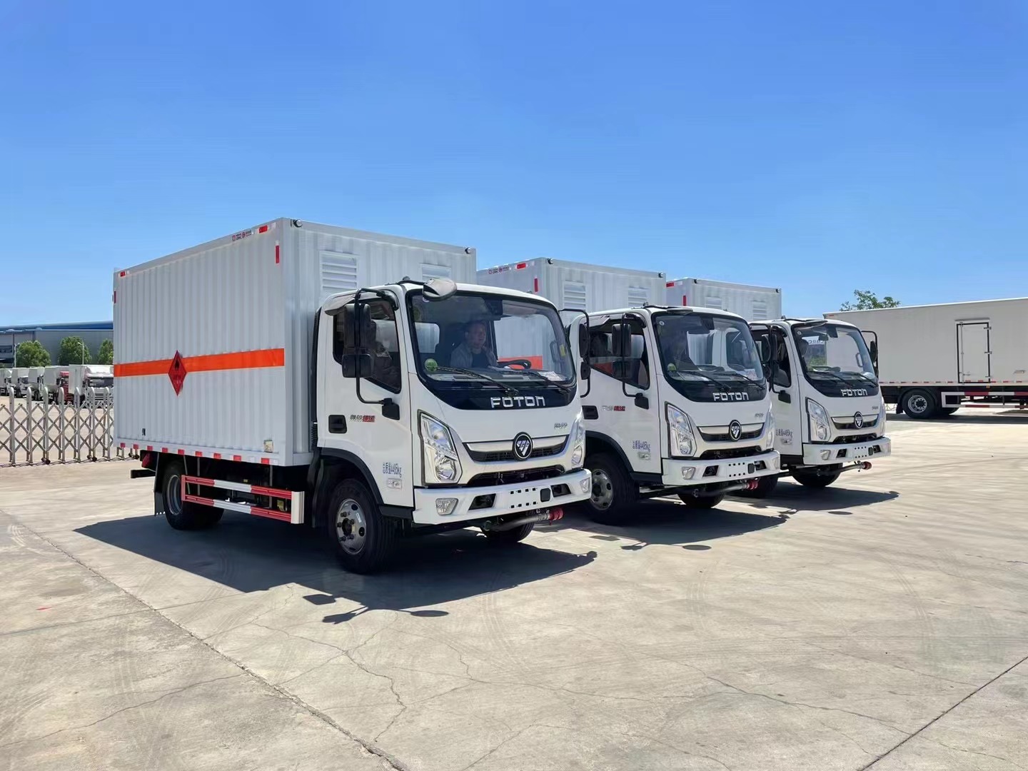 福田奧鈴藍(lán)牌4.1米易燃?xì)怏w廂式運(yùn)輸車(chē)