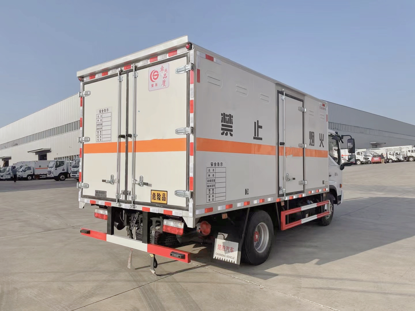 東風凱普特4.3米危險品廂式運輸車