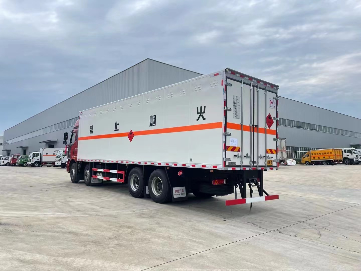 解放9.6米氣體廂式運輸車