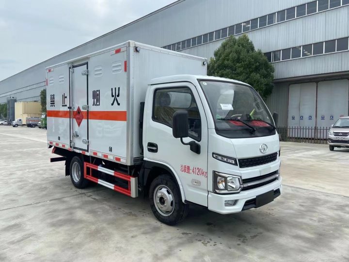 躍進柴油版3.4米甲醇運輸車