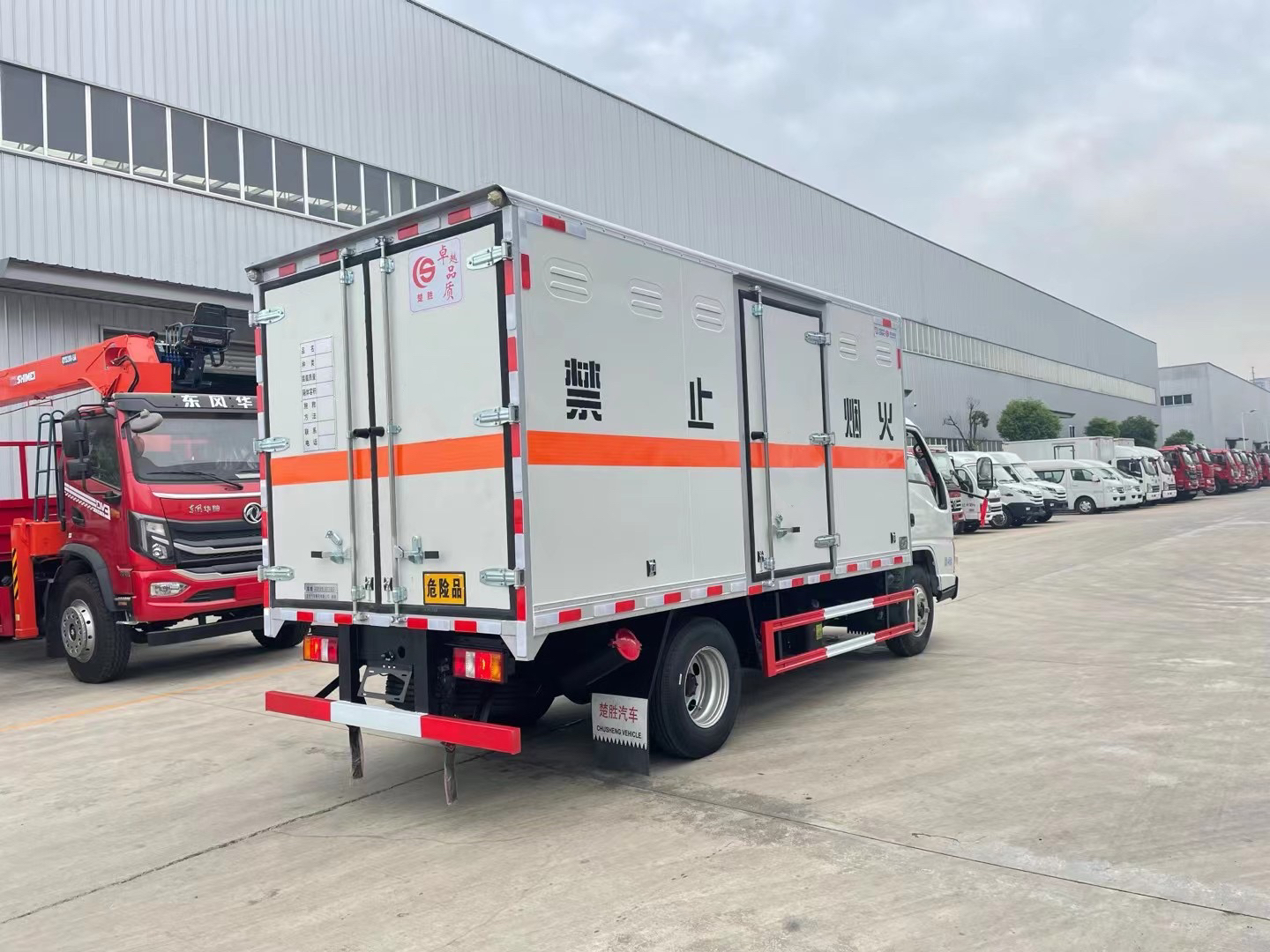 江鈴順達(dá)藍(lán)牌4.2米易燃液體廂式運(yùn)輸車