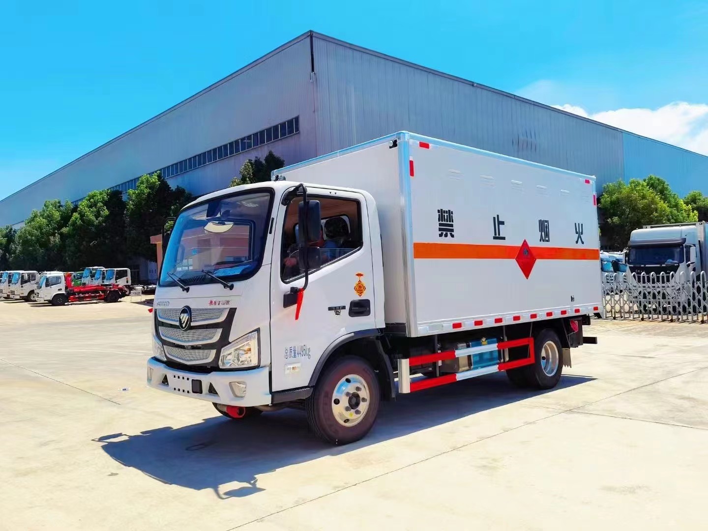 福田歐馬可4.1米易燃液體廂式運(yùn)輸車