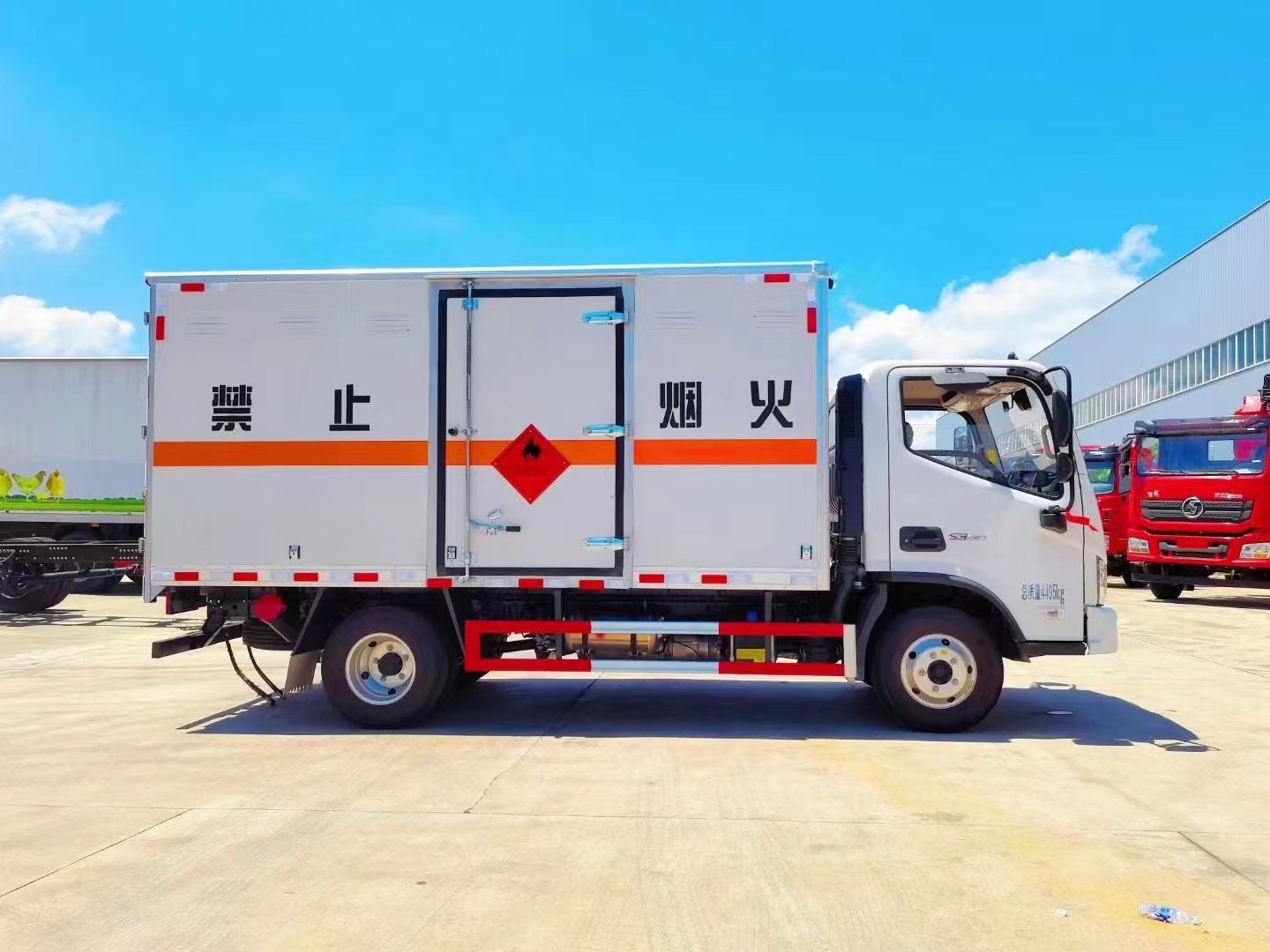 福田歐馬可4.1米易燃液體廂式運(yùn)輸車