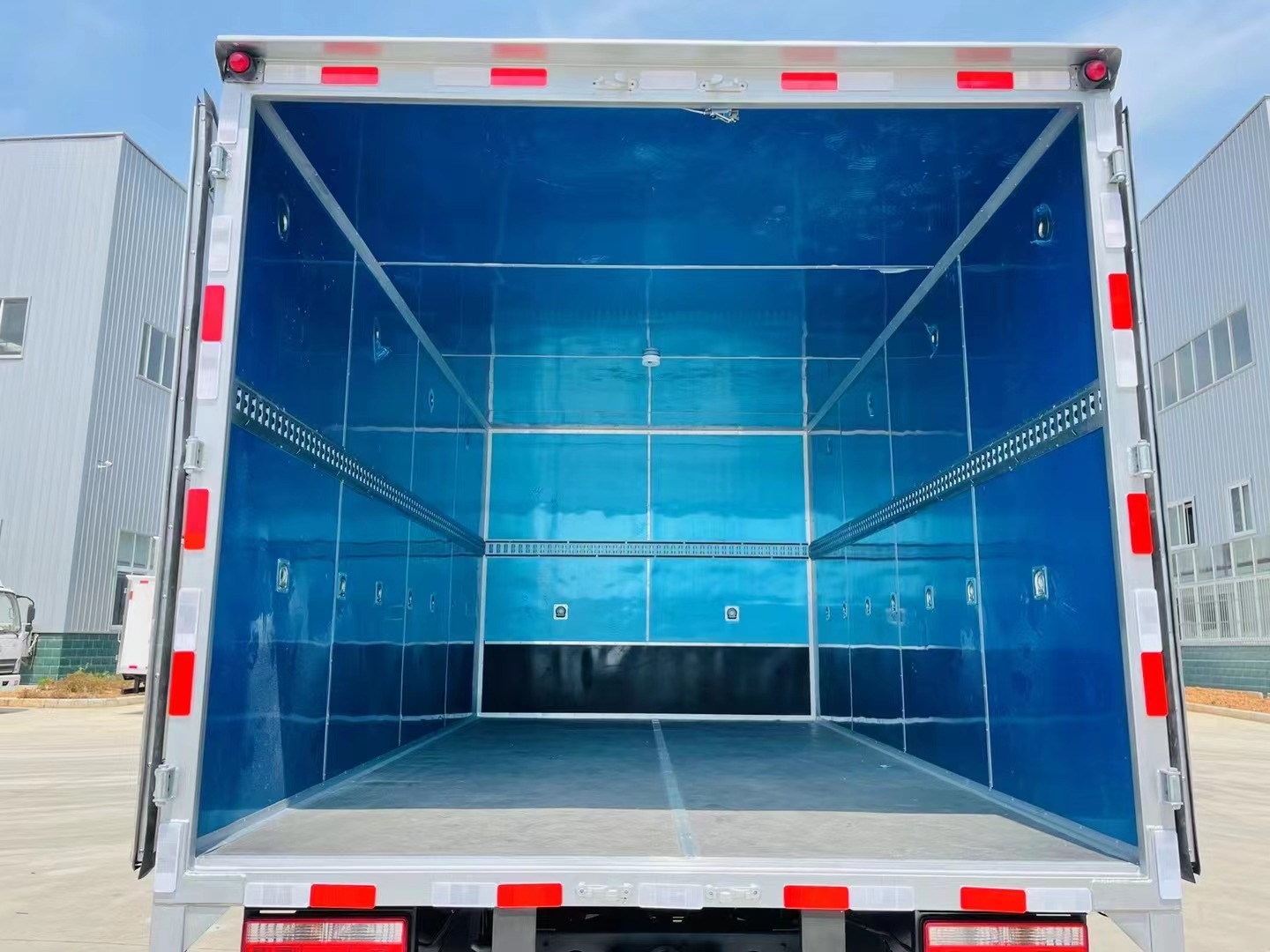 東風(fēng)多利卡（4.3米）5噸易燃液體廂式車