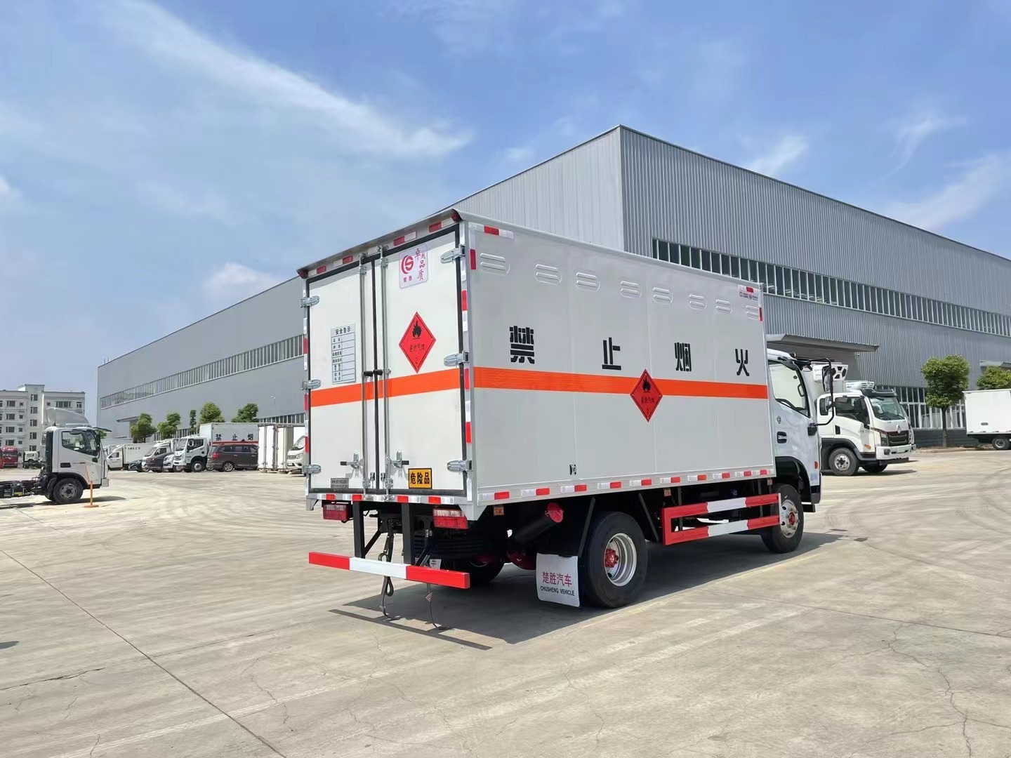 東風(fēng)多利卡（4.3米）5噸易燃液體廂式車