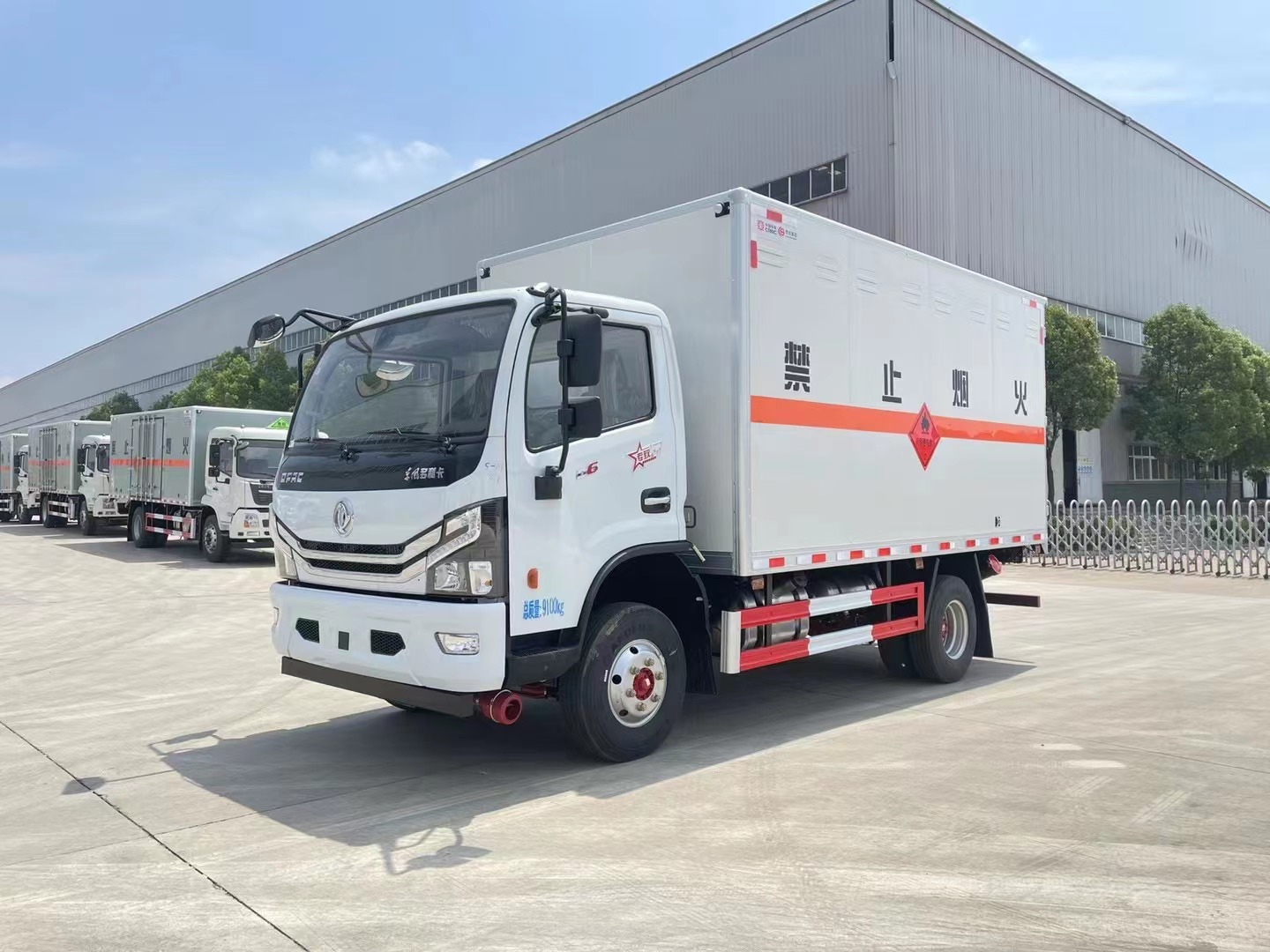 東風(fēng)多利卡（4.3米）5噸易燃液體廂式車