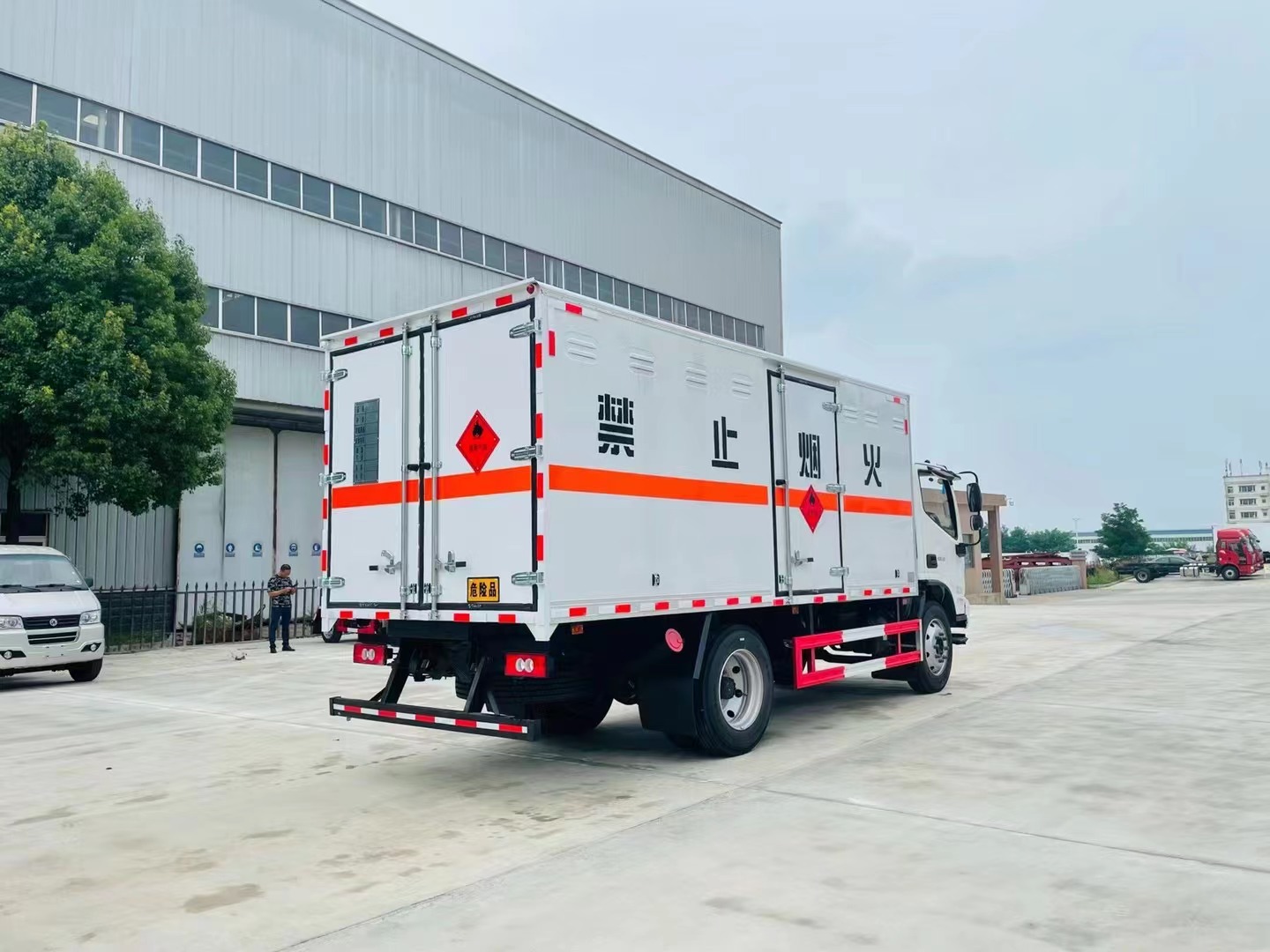 福田歐馬可（5.2米）6.8噸易燃液體廂式運輸車