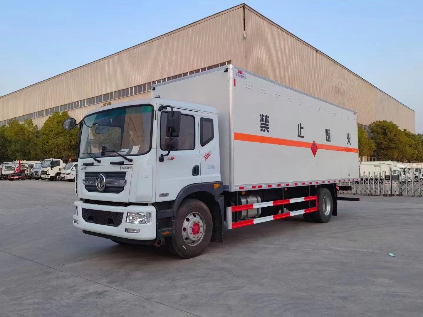 東風7米6三類危險品廂式車