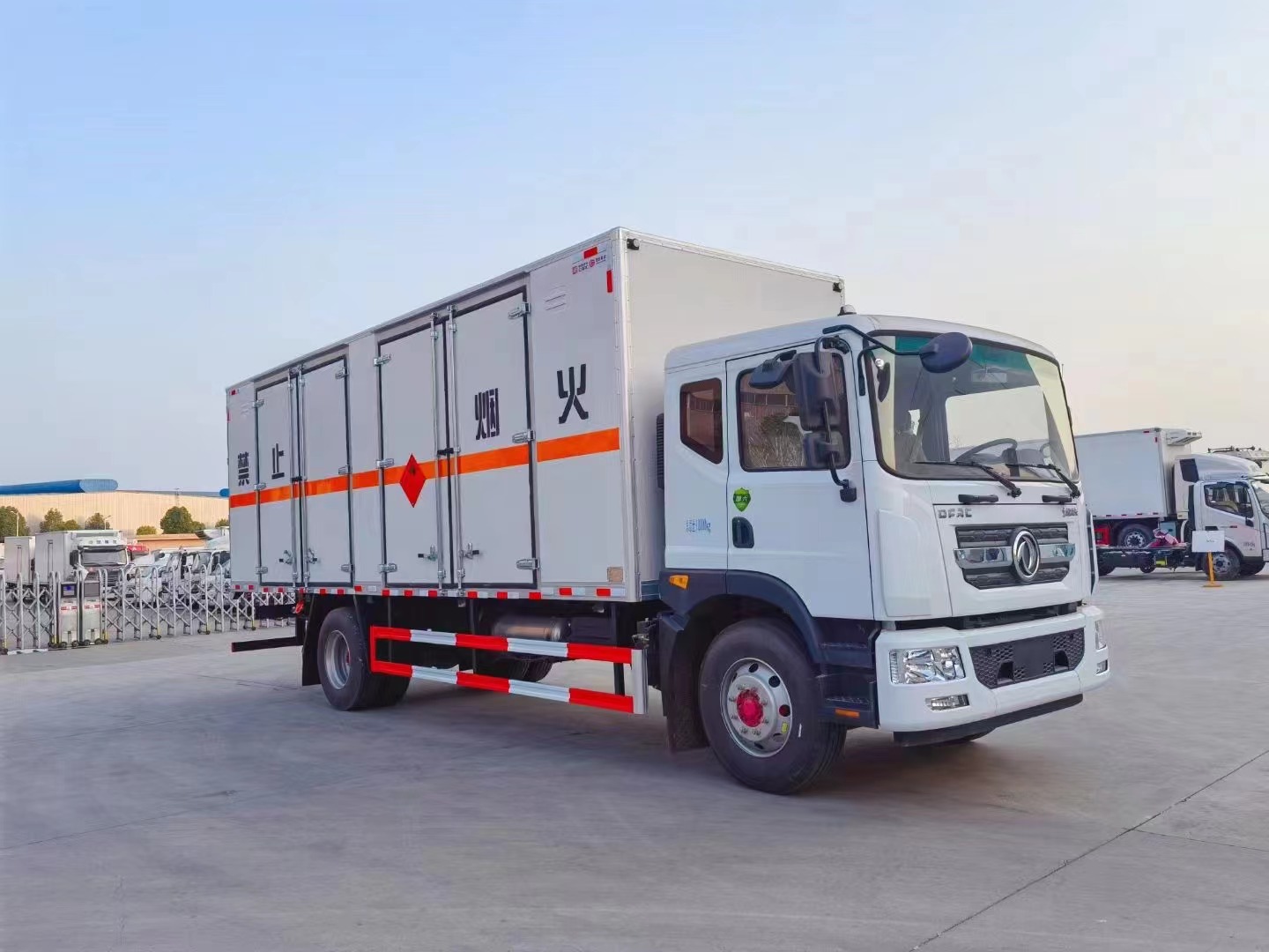 東風7米6三類危險品廂式車