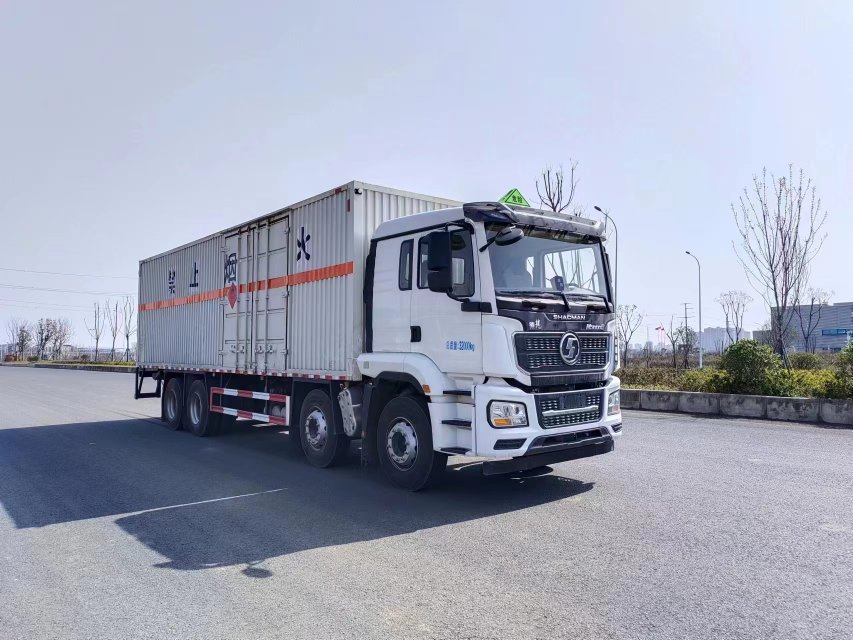 陜汽德龍M3000易燃液體廂式運輸車