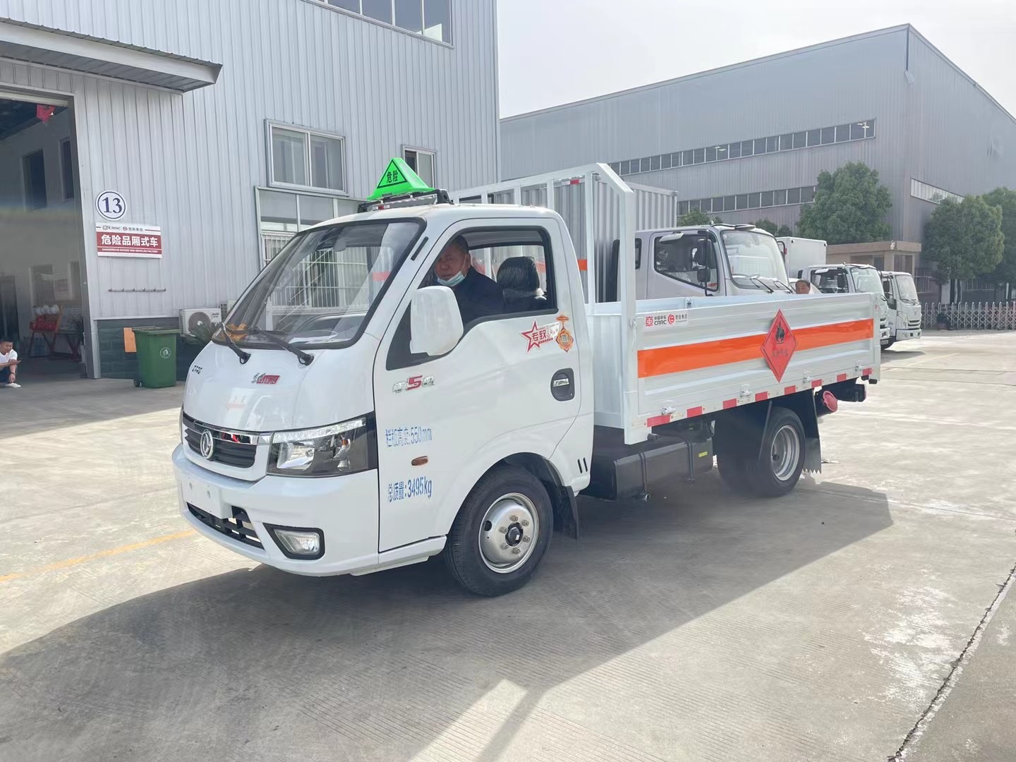 東風途逸汽油版3米氣瓶運輸車