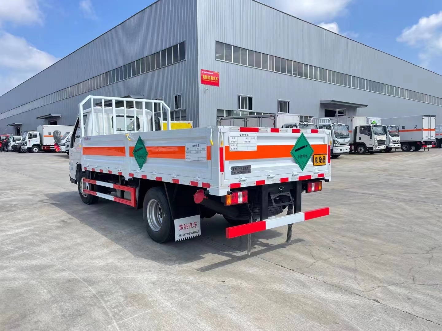 國(guó)六江鈴順達(dá)藍(lán)牌4.15米氣瓶運(yùn)輸車