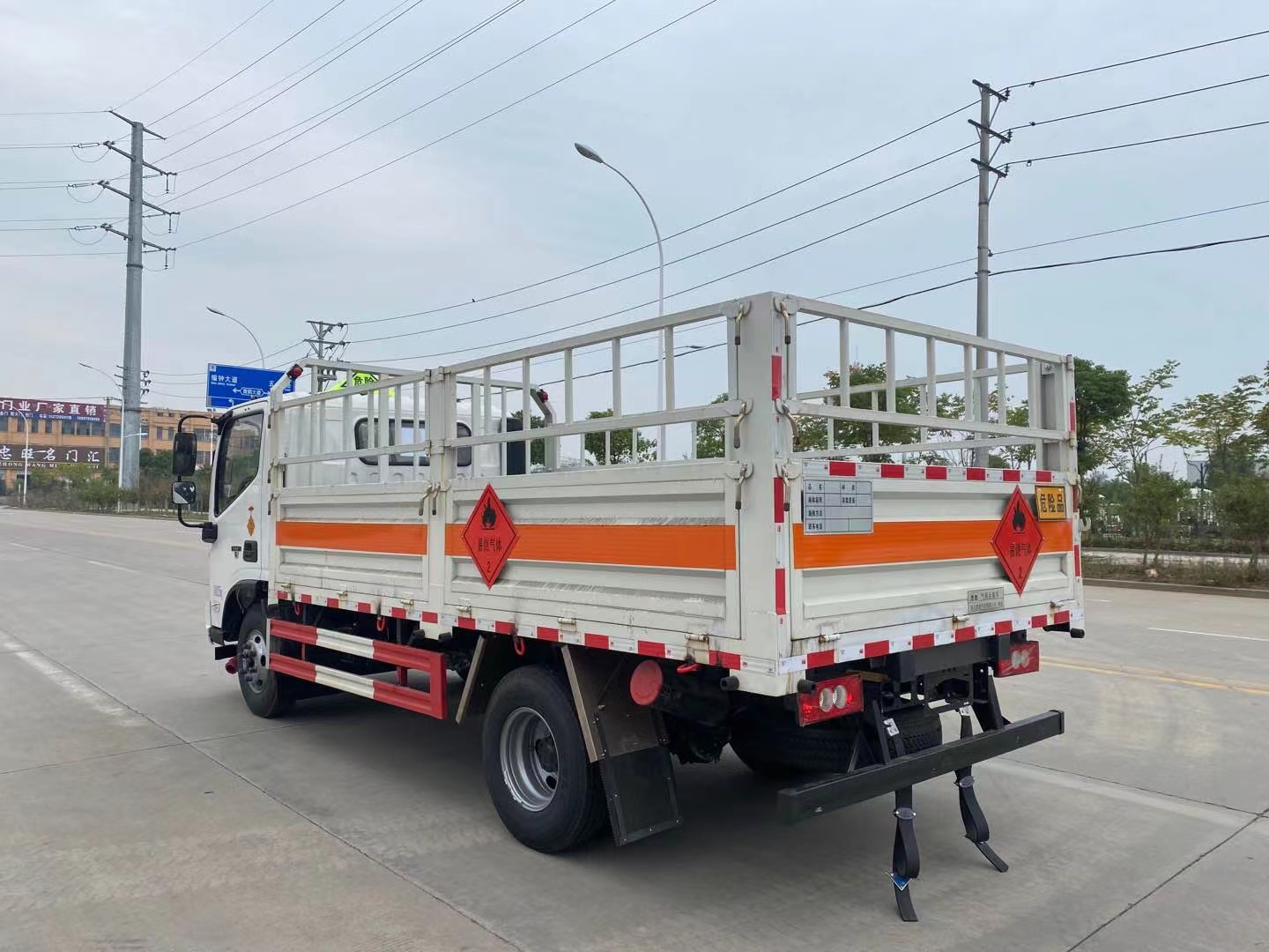 福田歐馬可4.1米4.7噸氣瓶運(yùn)輸車/黃牌