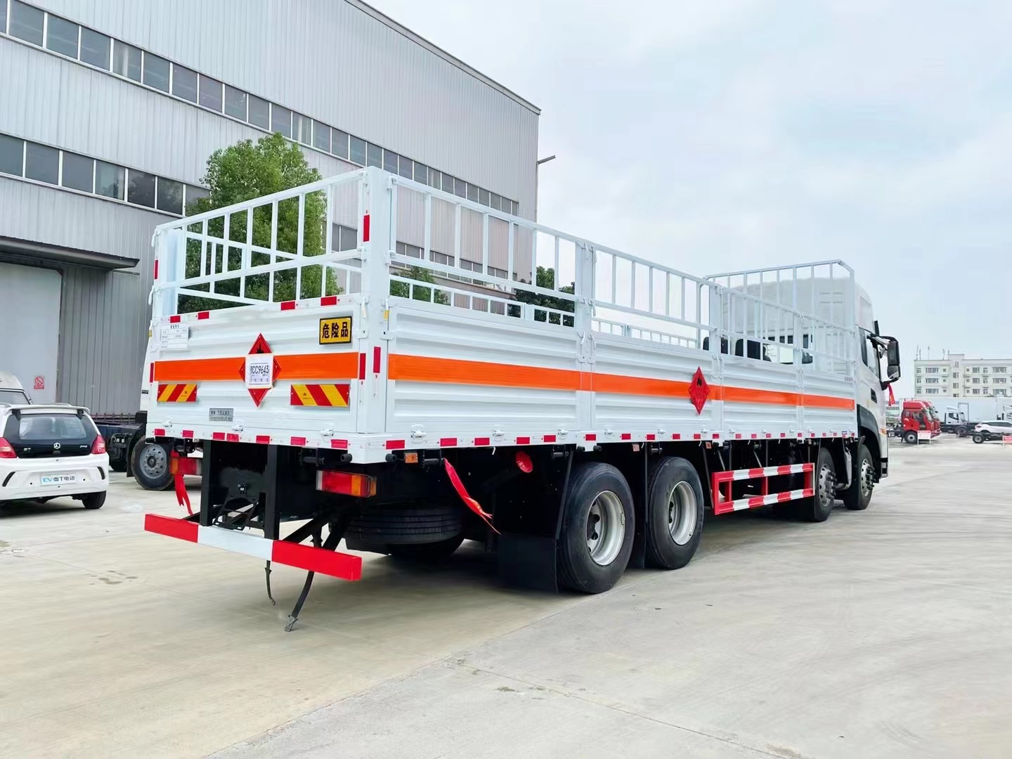 9米6氣瓶運(yùn)輸車/天龍氣瓶車/前四后八危險(xiǎn)品倉(cāng)欄車