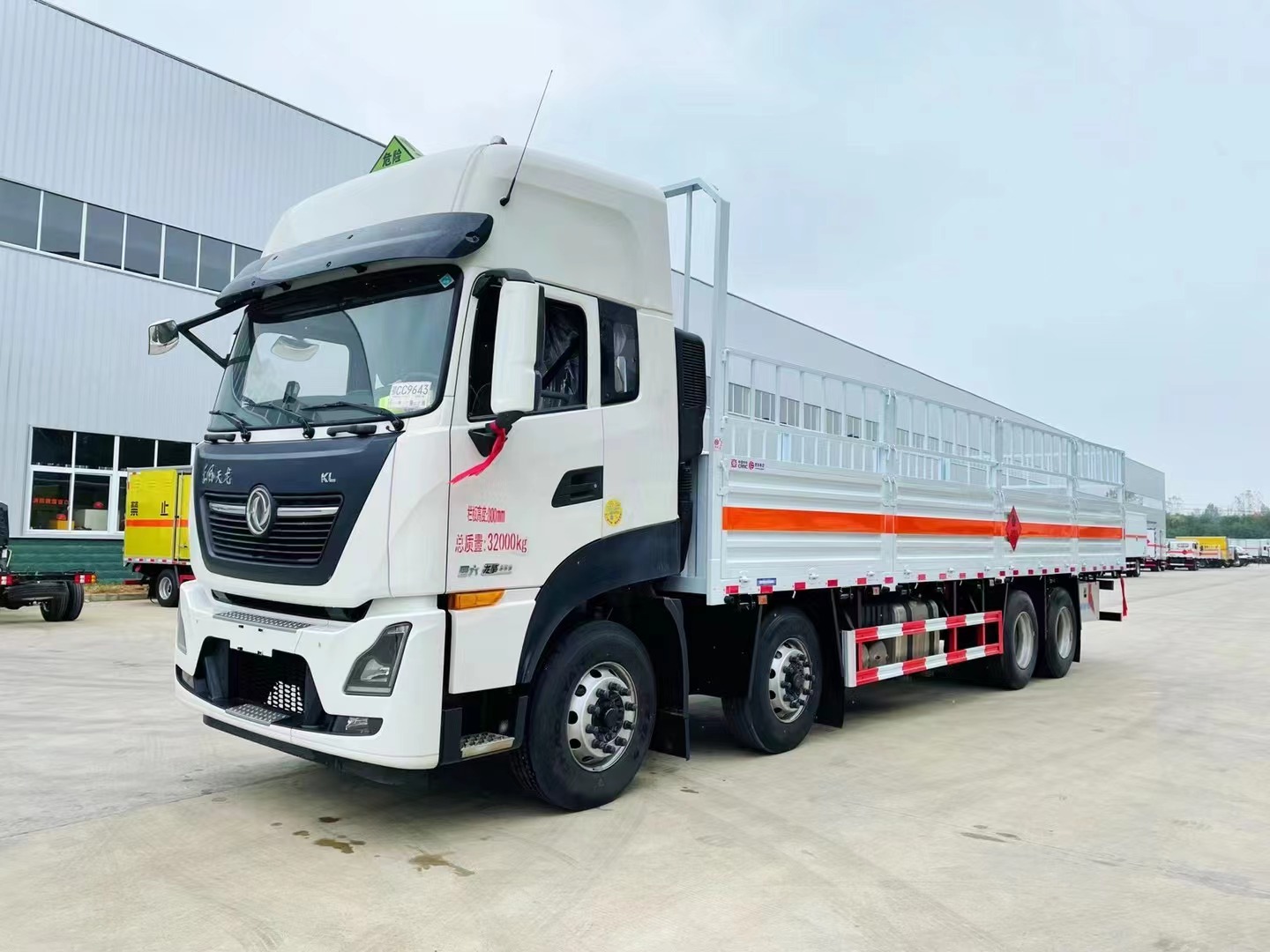 9米6氣瓶運(yùn)輸車/天龍氣瓶車/前四后八危險(xiǎn)品倉(cāng)欄車