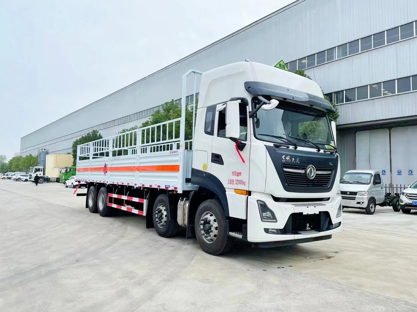 9米6氣瓶運(yùn)輸車/天龍氣瓶車/前四后八危險(xiǎn)品倉(cāng)欄車