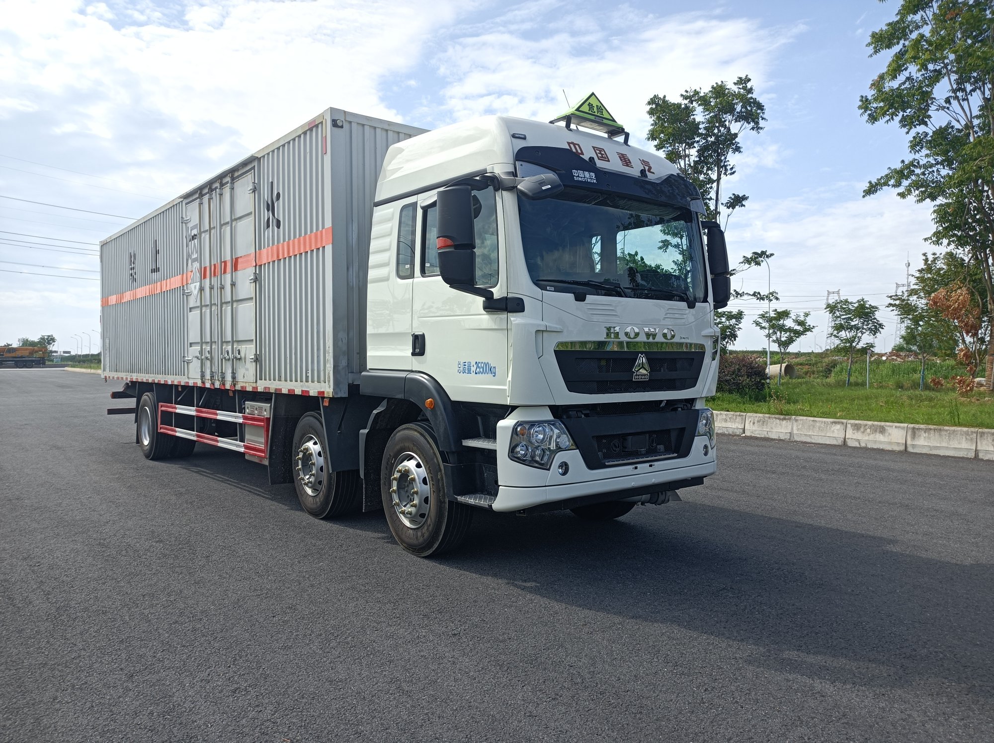 重汽豪沃小三軸9.6米雜項(xiàng)危險(xiǎn)物品廂式運(yùn)輸車