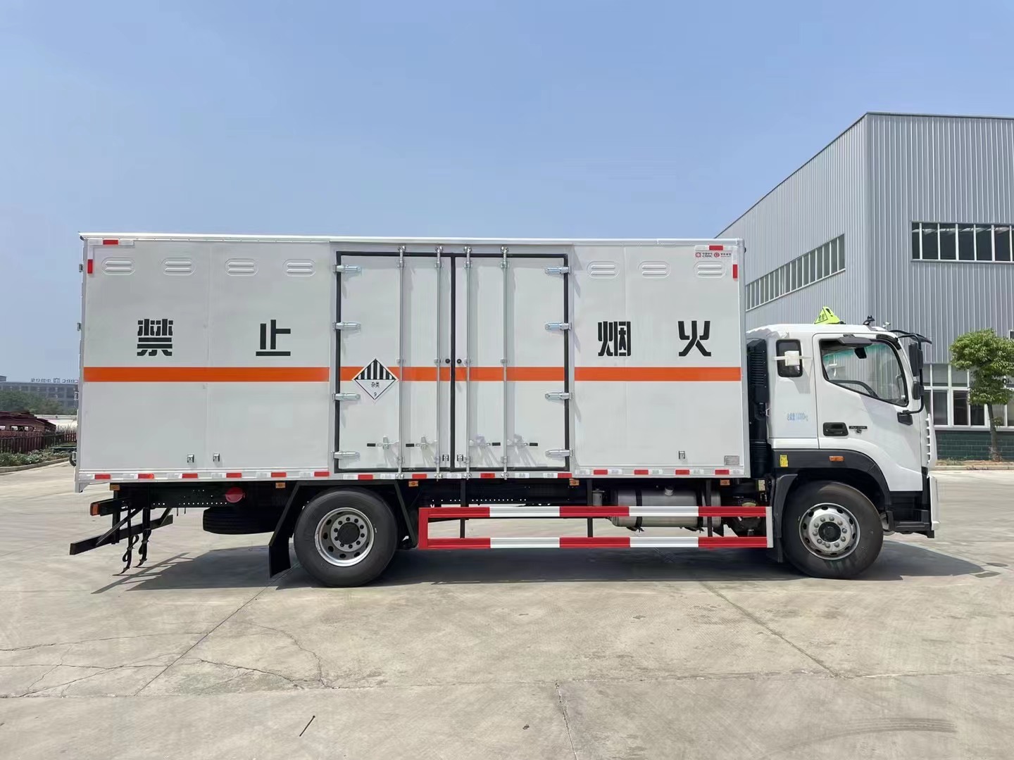 福田歐航6.8米雜項廂式運輸車