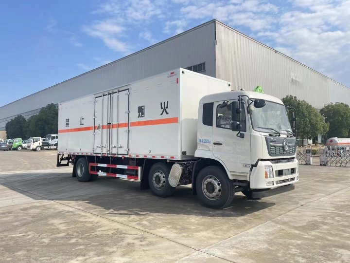 東風(fēng)天錦8.6米九類危險(xiǎn)品廂式車