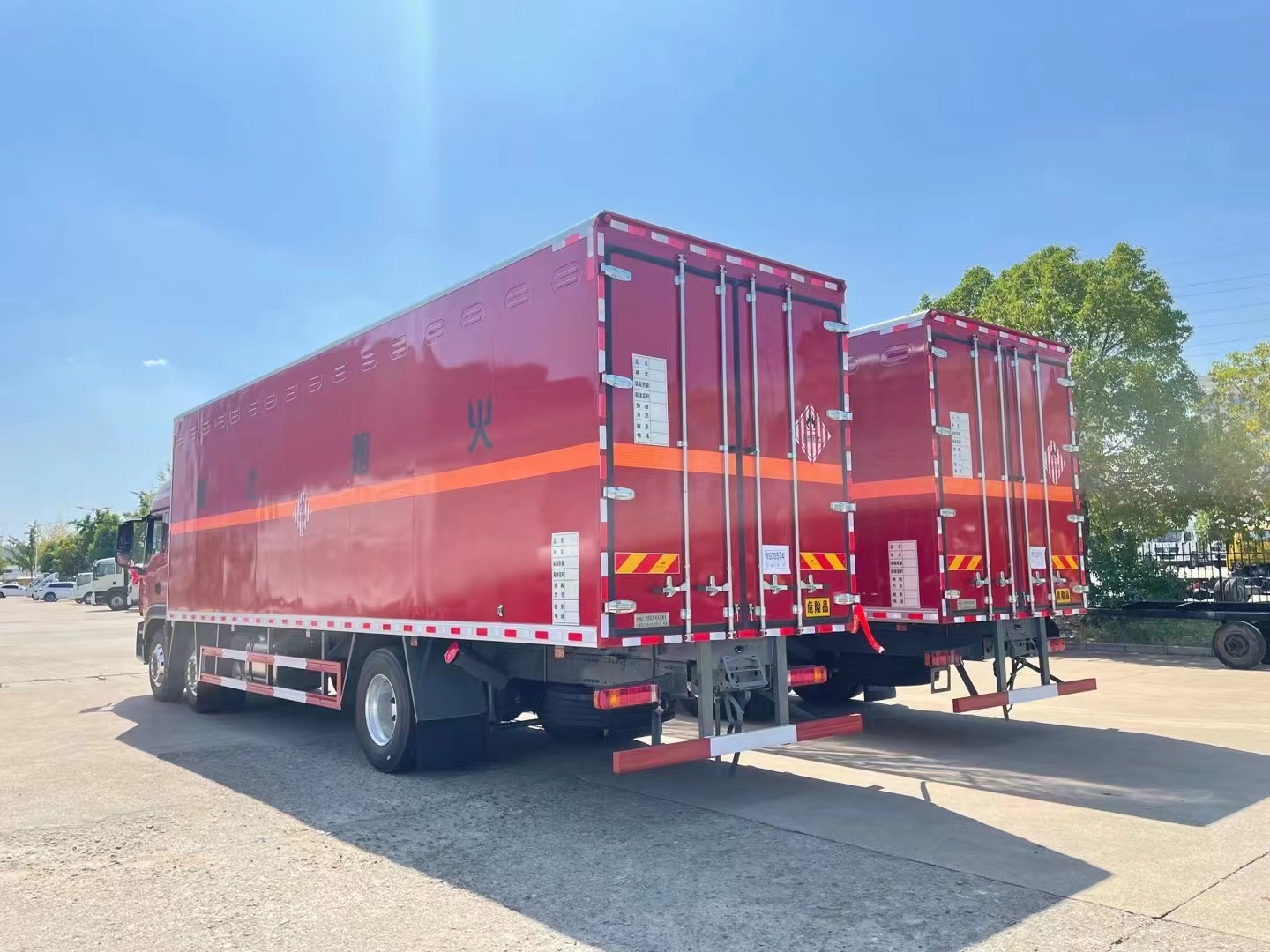 汕德卡9.5米易燃固體廂式運輸車