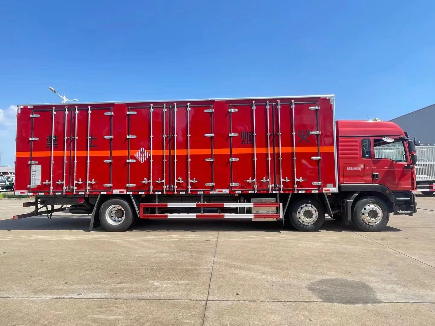 汕德卡9.5米易燃固體廂式運輸車