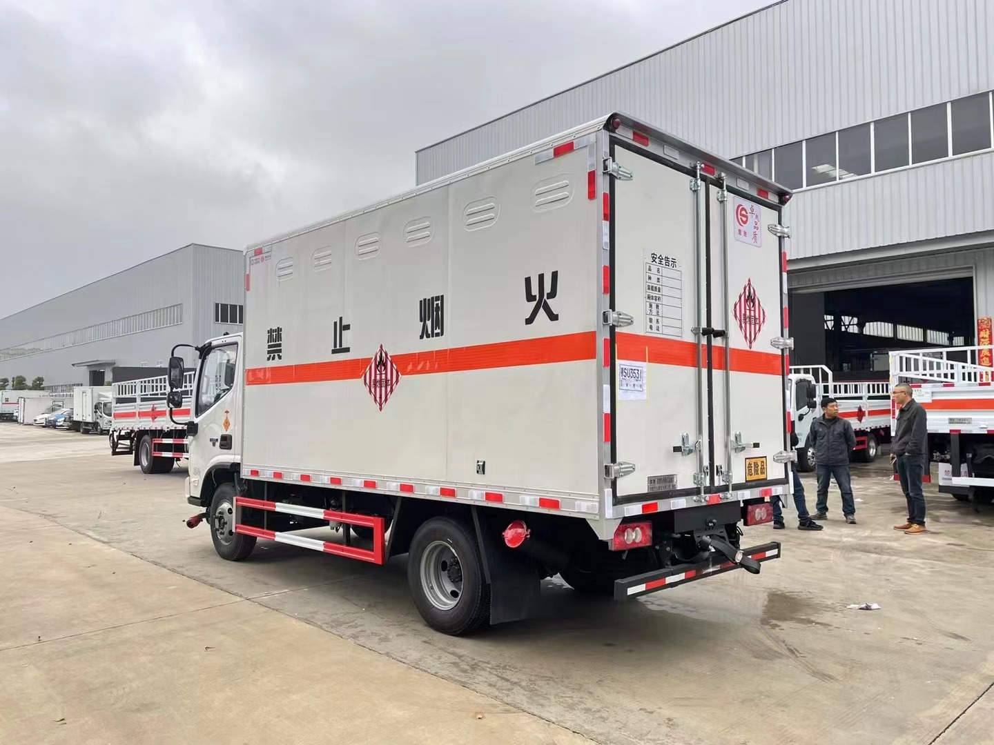 福田歐馬可藍牌易燃固體廂式運輸車