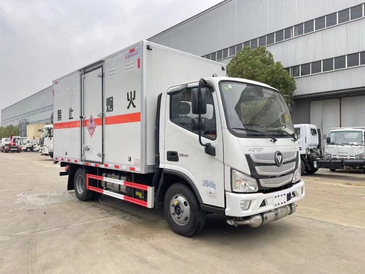 福田歐馬可藍(lán)牌易燃固體廂式運輸車