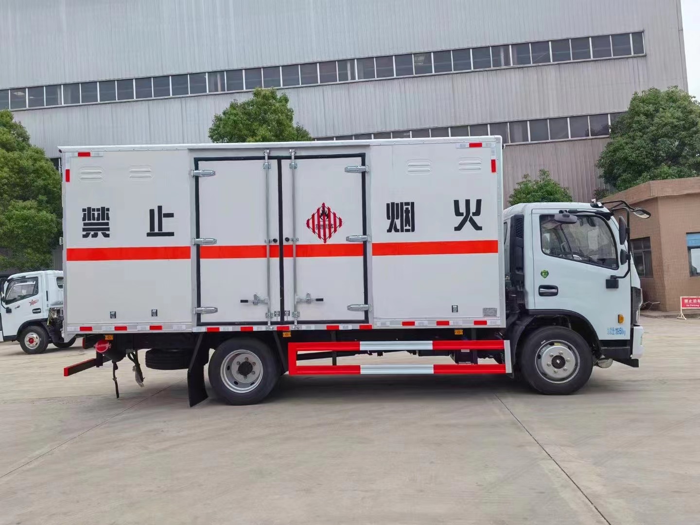 東風(fēng)多利卡（5.2米）7.2噸易燃固體廂式運(yùn)輸車(chē)