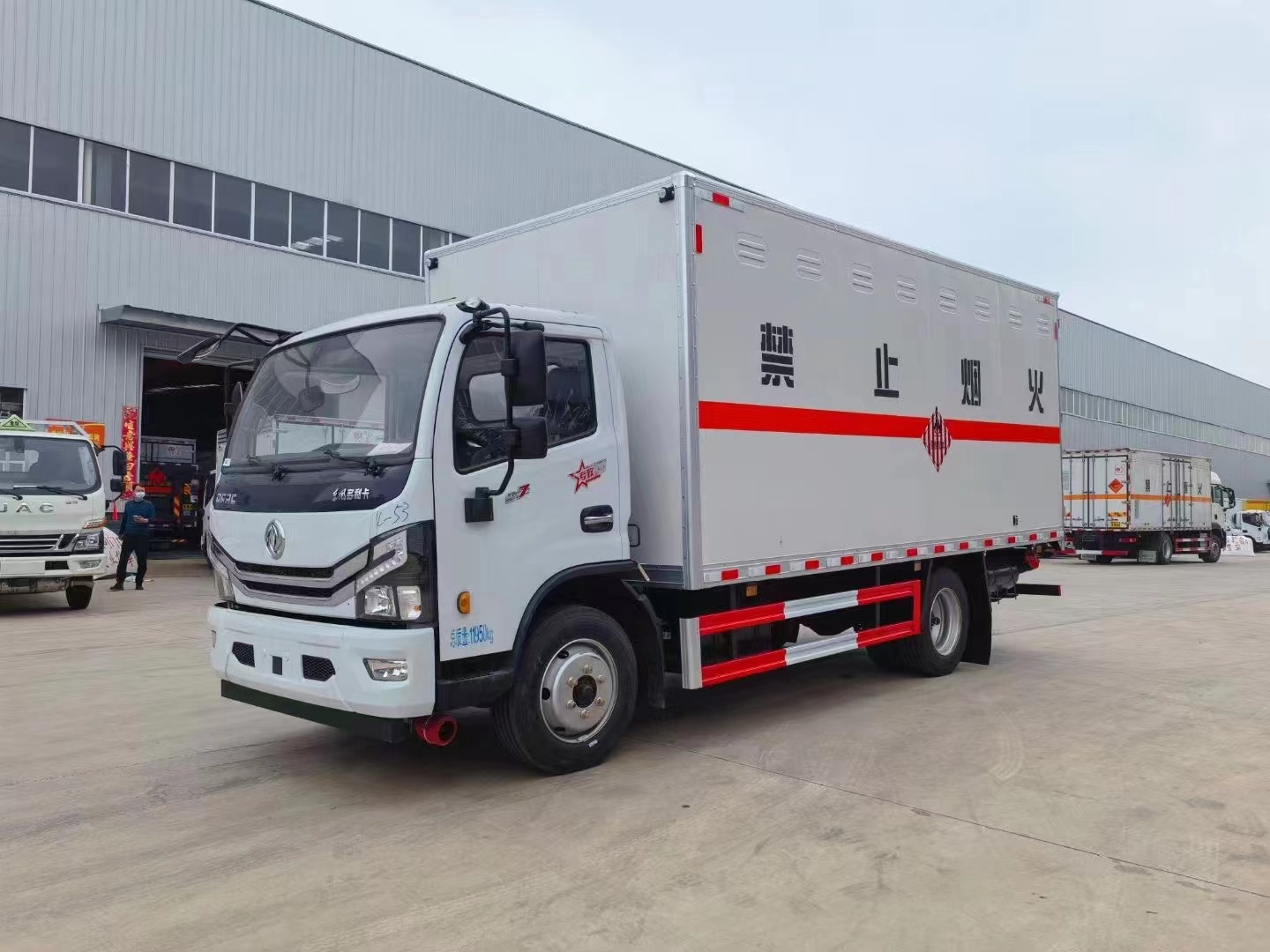 東風(fēng)多利卡（5.2米）7.2噸易燃固體廂式運(yùn)輸車(chē)