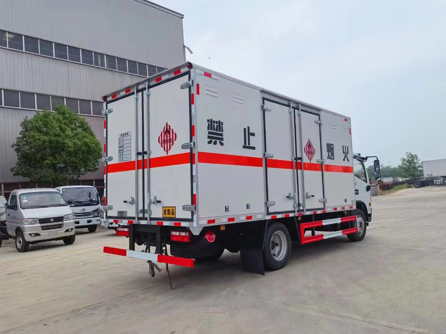 東風(fēng)多利卡（5.2米）7.2噸易燃固體廂式運(yùn)輸車(chē)