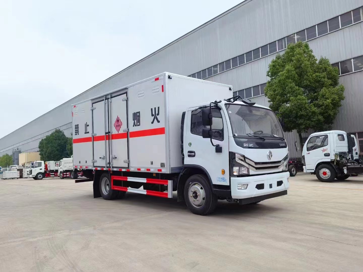 東風(fēng)多利卡（5.2米）7.2噸易燃固體廂式運(yùn)輸車(chē)