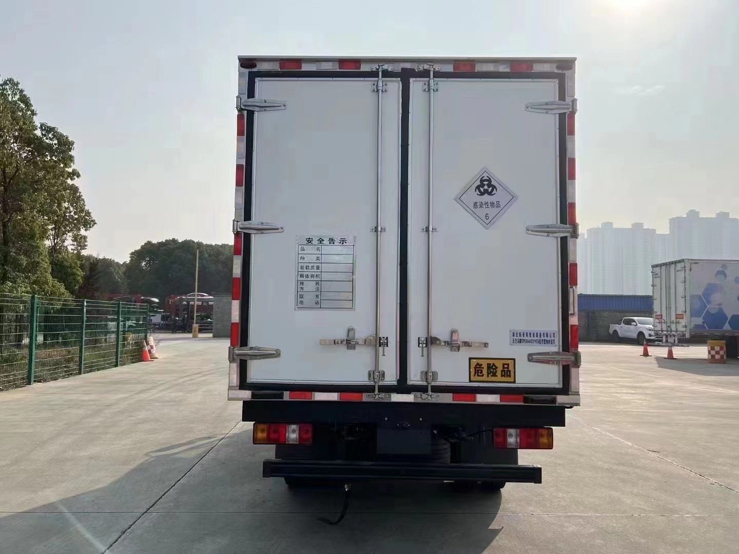 五十鈴藍(lán)牌醫(yī)療廢物轉(zhuǎn)運(yùn)車