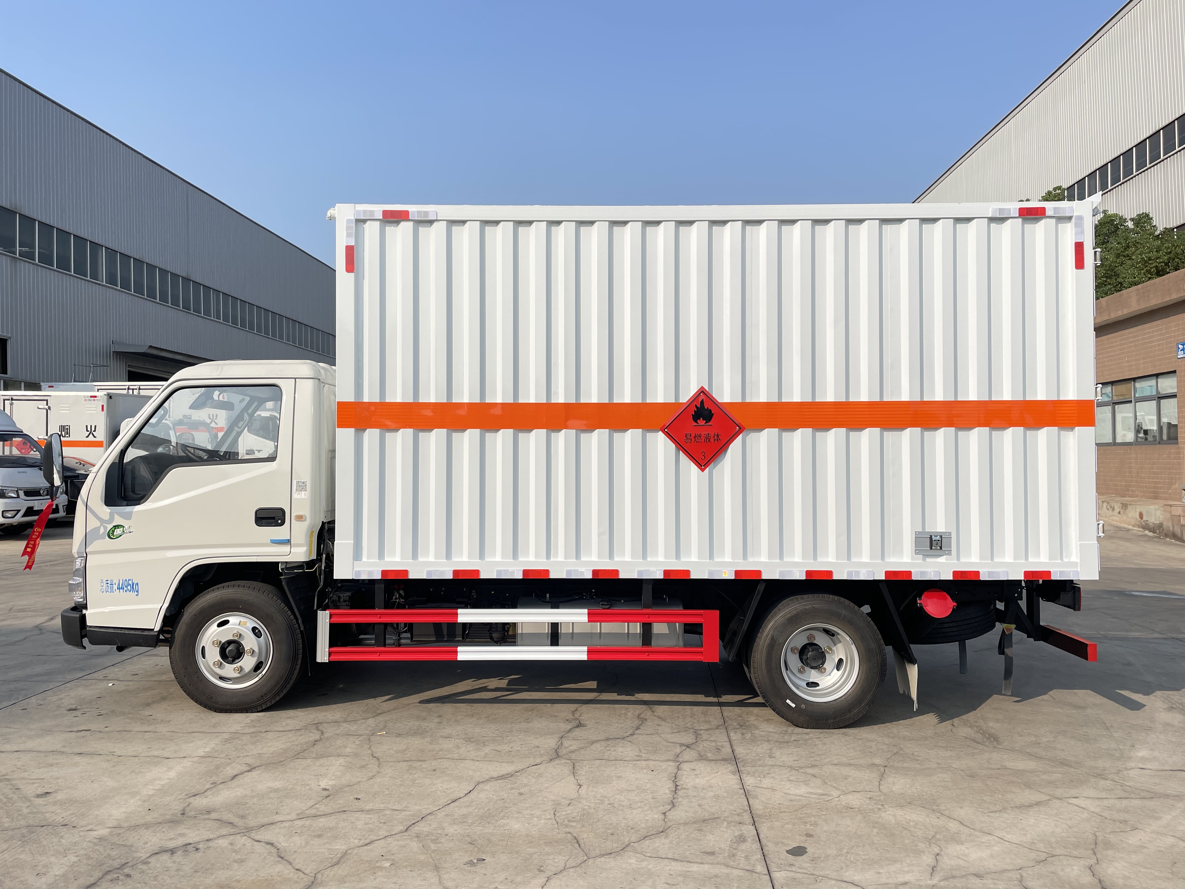 江鈴順達(dá)藍(lán)牌4.2米易燃液體廂式運(yùn)輸車