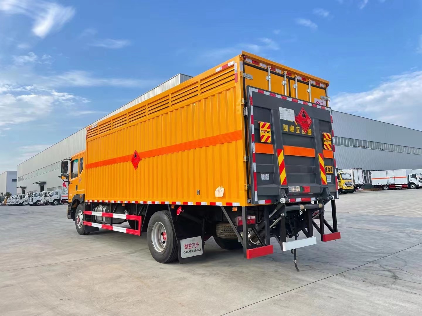 東風多利卡7.6米氣體廂式車