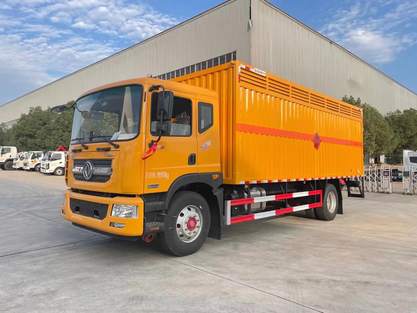 東風多利卡7.6米氣體廂式車