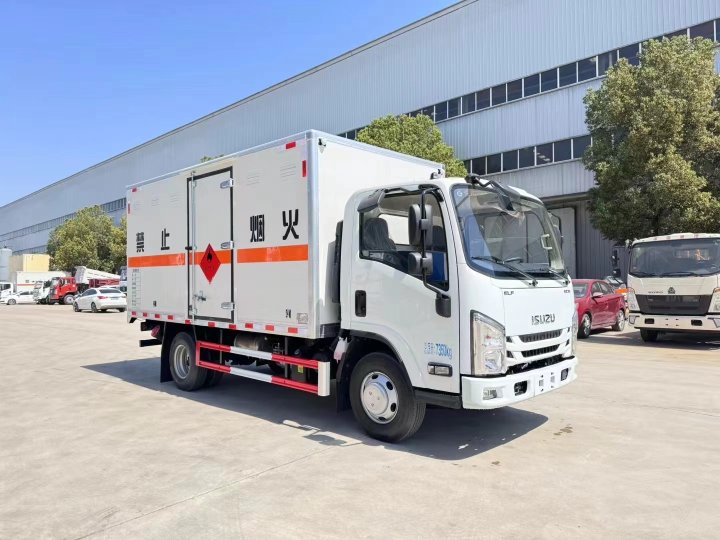 五十鈴黃牌4.2米易燃氣體廂式運輸車